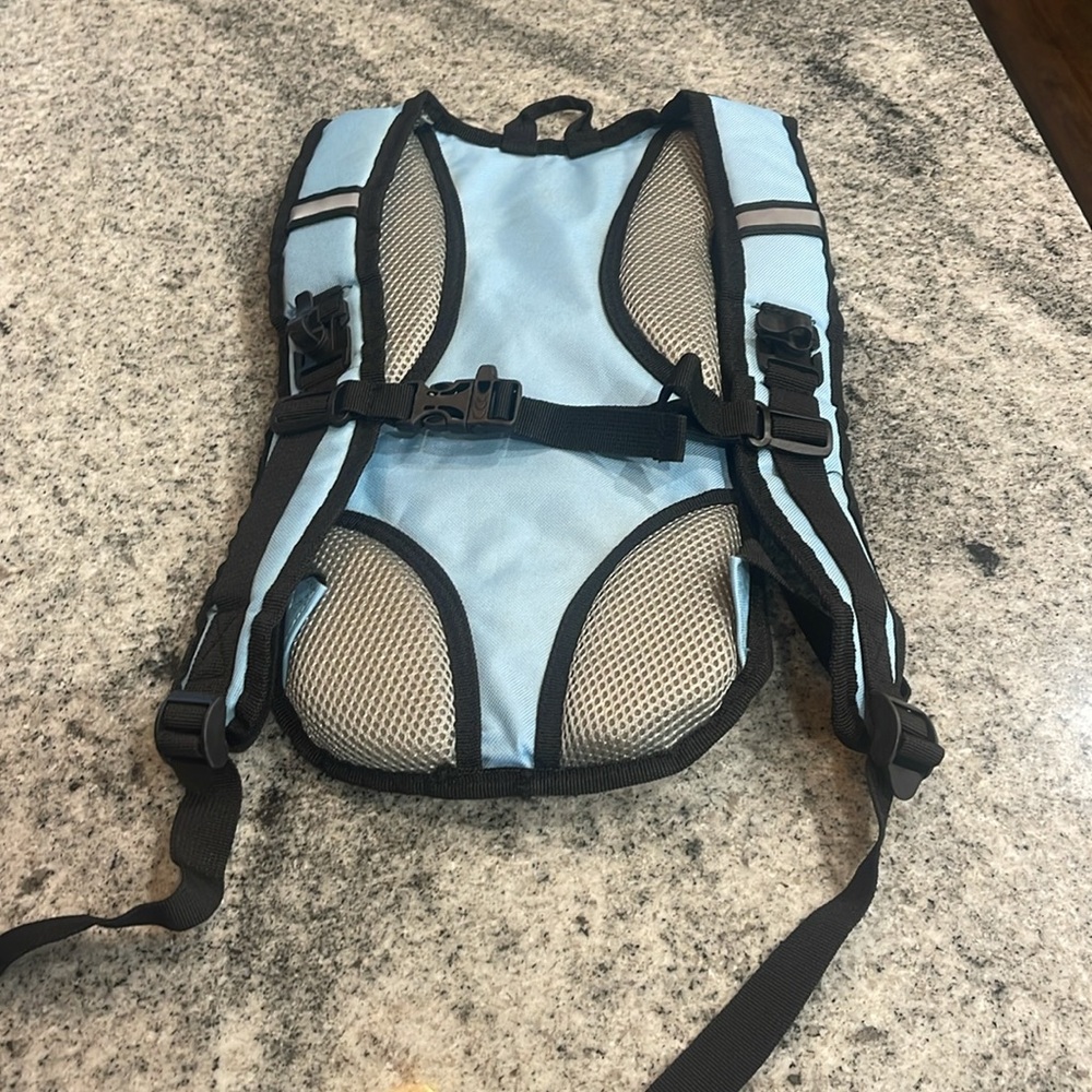 Water Buffalo Blue and Black 2L hydration pack - Picture 2 of 4